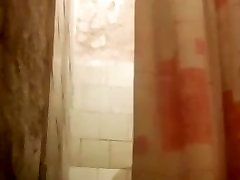 Mi cuÃ±ana en el baÃ±o buenas tetas