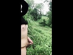 рискованно дергая возле оживленной трассы