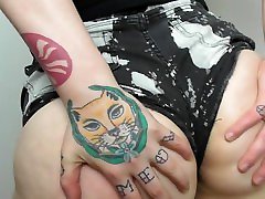 sexy wytatuowany laska w fat ass w daje szarpanie od instrukcje joi
