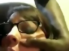 TreintaÃ±era con gafas se deja follar la boca por un negro