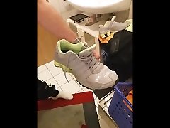wichsen . sneaker sniffen und absahnen auf shox