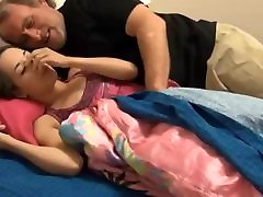 我的继父等待继父离开然后他溜进了我的房间