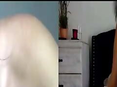 busty milf und ihre stieftochter masturbiert über cam