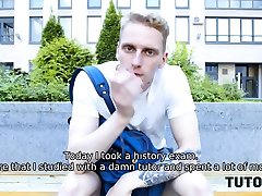 tutor4k. boy löscht tutoren kleid und hart herumalbern
