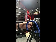 техник бесчувственно сидел на инверсионном столе у мастера пт3