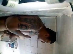 Oso tatuado se la jala hasta venirse