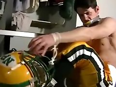 joueur de football américain enraciné et bâillonné