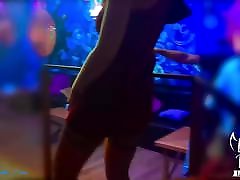 horny babe passionnément pipe grosse bite étranger dans les toilettes
