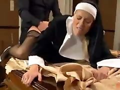 freira cura com a boca,bunda e buceta aumentadas