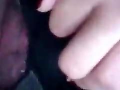 sie spielt mit ihren großen titten, während sie masturbiert