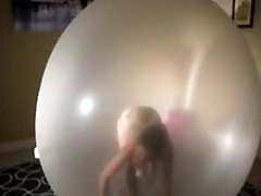 pop und masturbing in riesigen ballon