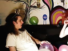 blondes vampirmädchen nimmt vier windelpartyjungen an