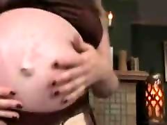 üppige junge frau streifen und masturbiert