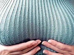big tits, spielen, necken, in einem engen, gestrickten pullover