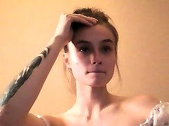 sexy teen en soutien-gorge rose fait un strip-tease danse sur webcam