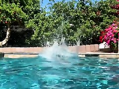 ebano milf modello ana foxxx tuffi in piscina