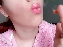 большие розовые губы люциуса дымятся крупным планом