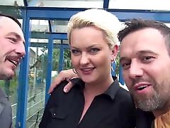 Mollige Blonde Drecksau bumst wie ein kleiner Teufel