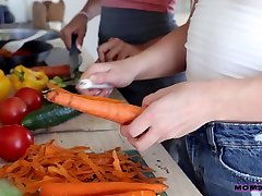 stiefmutter und bussty together sexy teilen cum nach hardcore dreier sex