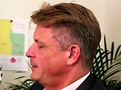 cockhungry hot babes blasen thema im büro