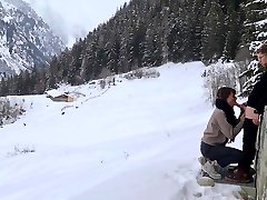 coppia nascondere a scopare durante le escursioni in montagna di neve foresta e canto degli uccelli romantico new bhabiya amore