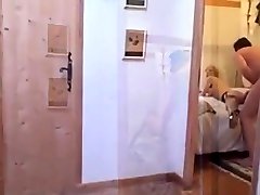 les invites n ont pas ferme la porte de la chambre