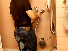 dusche in jeans, hemd und converse