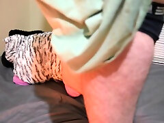 putain de jouet en peluche, ashley long asslick butt plug tombe pendant lorgasme