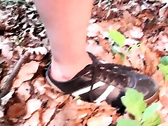 er muss ihre salvia von ihren turnschuhen lecken