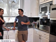 Richelle Ryan - Soaps Up With Friends Husband