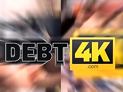 debt4k. abbronzato modello con un tatuaggio sul fianco destro scopata