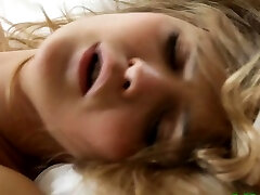 nuttig blonde cutie audrey masturbiert wie verrückt