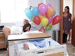 heiße krankenschwester mit großen natürlichen titten sehnt sich nach einem großen schwanz und sie bekommt es - keiran lee und alexis fawx
