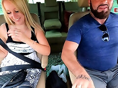 teen amateur blonde allemande ramasse avec une voiture et baise sur la plage