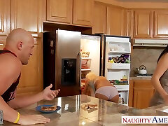 Sammie Rhodes has a after swim solo on dads new girlfriend Jelena Jensen