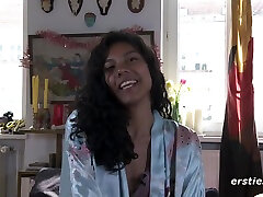 सेक्सी स्लिम कैरोलीन धूप में बंद हो जाता है