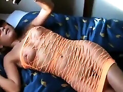 Une femme mature ouvre la porte nue sous une faughtetsoread leggs filet