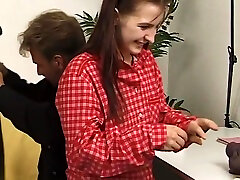 Dicker Dildo In Die exxxtra young tight teen Muschi Eingefuehrt