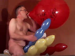 Squiggly Balloon Ride And Pop!!! - nia trjaney - Balloonbanger