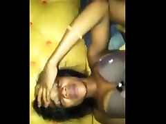slim ebony se fait étirer la chatte