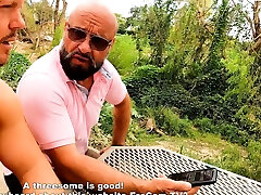 2 jungs pick nach oben mexican latina für dreier datum in holiday