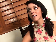 Zvidz-小小的青少年Binky刘海引诱黑人到他妈的