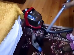 ellie nettoie avec un aspirateur