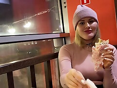 a. sky masturbiert in einem cafe und in den arschplug katzenschwanz!