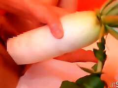 Must-see !! Japanese Nympho Mature Woman Who Masturbates With A Thick Radish