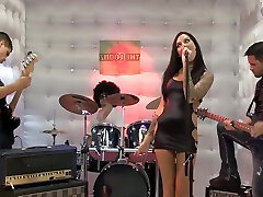 Rocker Chick Sucks The Daylights Outta Guitarist