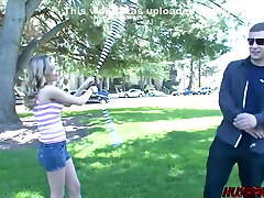 teen nichole geht vom ballschwingen zum schwanzlutschen