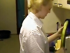 Die Karotte Machte Die Junge Mutti So Feucht Das Sie Es Sich Besorgen Musste