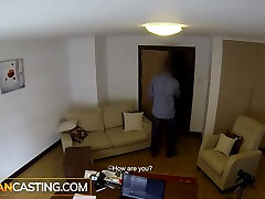 ebano milf sloppy pompini mantenere la sua pelle grande lei va duro su un produttore enorme cazzo bianco