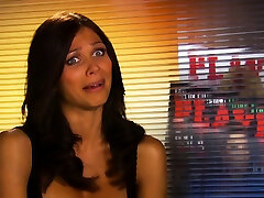 petites beautés nues aux gros seins posant